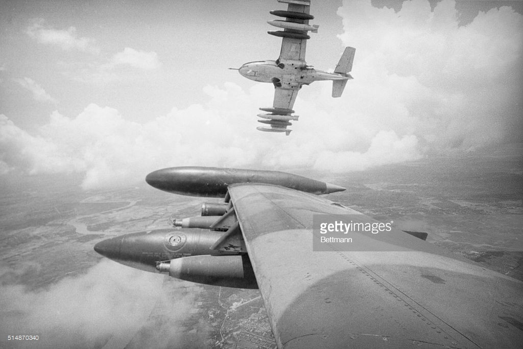 Trong ảnh, máy bay cường kích A-37 mang 2 quả bom 500 pound cùng ống phóng rocket thực hiện phi vụ không kích ở miền Nam Việt Nam, ngày 9/1/1972. Nguồn ảnh: Getty Images