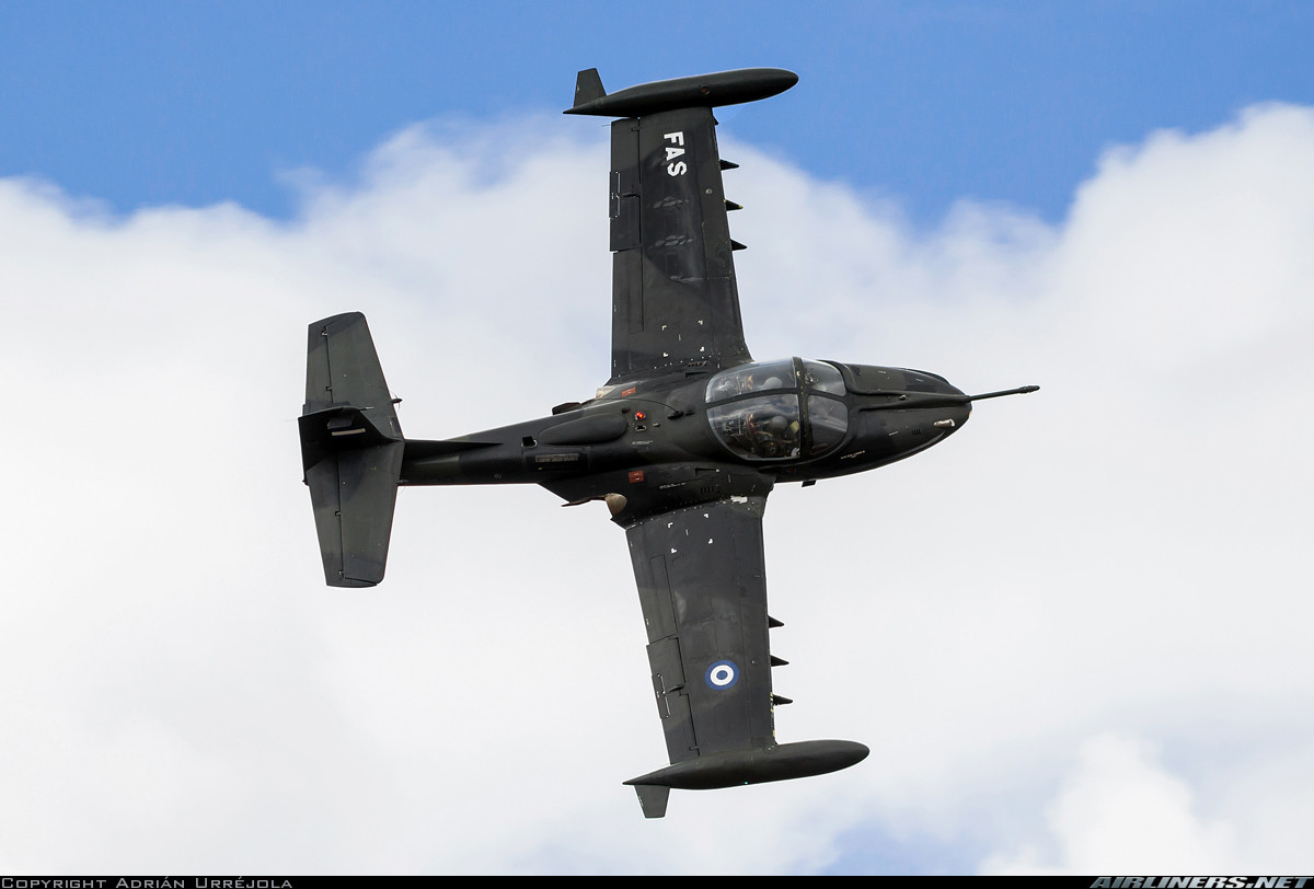 Năm 1967, những chiếc A-37 đầu tiên được Mỹ đưa tới Việt Nam để thử nghiệm khả năng chiến đấu. Các tướng lĩnh Không quân Mỹ khi đó "ngỡ ngàng" khi những chiếc A-37 vốn kém xa các dòng cường kích F-105 hay A-6, A-7 lại hiệu quả tới vậy trong các phi vụ không kích ở khu vực rừng núi. Không những thế, chi phí máy bay rẻ, bền bỉ và phù hợp với đặc thù khí hậu ở Việt Nam. Nguồn ảnh: Airlines.net