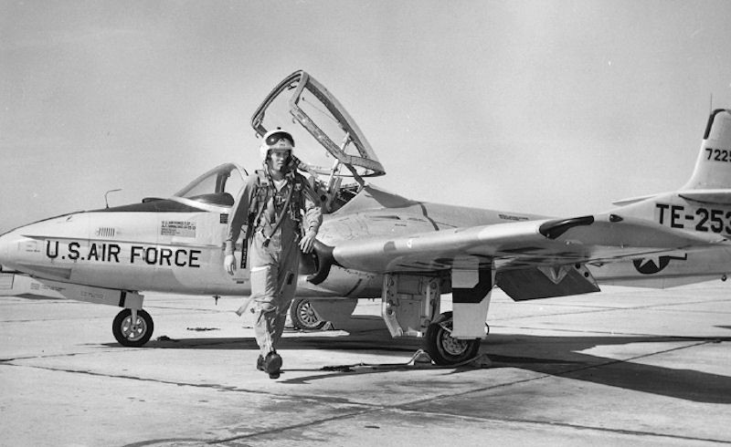 Ngay từ năm 1962, với mục tiêu trấn áp chiến thuật đánh du kích ở Việt Nam và các nước Mỹ Latinh, Trung tâm Tác chiến đường không đặc biệt của Mỹ mua 2 máy bay huấn luyện T-37 của Cessna để hoán cải thành cường kích hạng nhẹ. Nguồn ảnh: Wikipedia