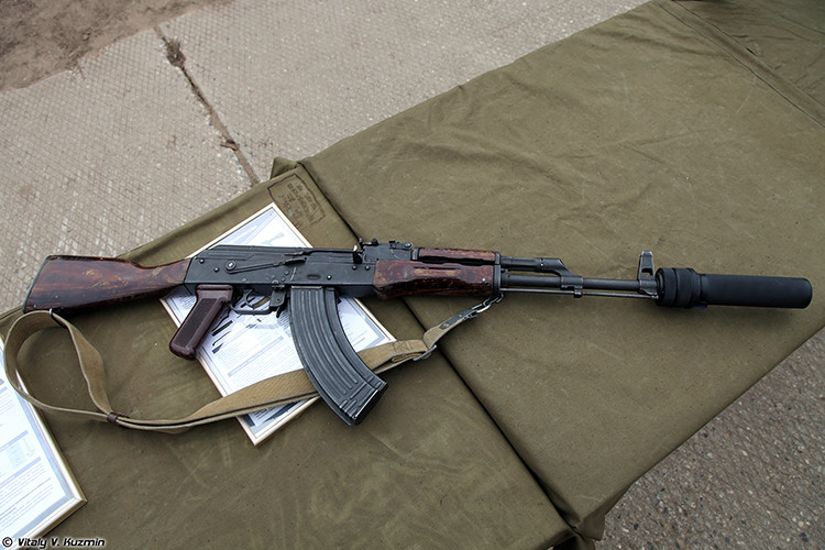 Một cựu đặc nhiệm "Alpha" Nga - Đại tá Vitaly Demidkin cho biết, đối với chúng tôi đạn 7.62mm là sự lựa chọn thích hợp cho các nhiệm vụ bí mật đòi hỏi sử dụng các loại vũ khí có gắn nòng giảm thanh. Bởi với đạn 7.62mm khi bắn với nòng giảm thanh nếu chẳng may chúng trúng vào cành cây, lá nhỏ hay tấm kính, viên đạn không bay sang một bên mà vẫn bay đến mục tiêu. Nguồn ảnh: Squad Forums.