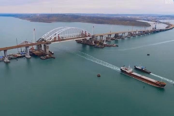 Khu vực Vòm với đường nâng cao của cầu Crimea cho phép tàu thủy cỡ lớn chui qua dễ dàng. Ảnh: Portnews iaa.