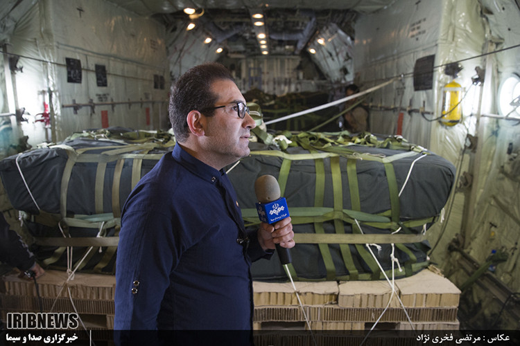 Phóng viên của IRIB bên trong chiếc C-130H của Iran trong một phi vụ không vận cho miền Bắc Syria. Nguồn ảnh: IRIB.