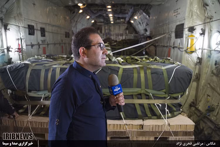 Phóng viên của IRIB bên trong chiếc C-130H của Iran trong một phi vụ không vận cho miền Bắc Syria. Nguồn ảnh: IRIB.