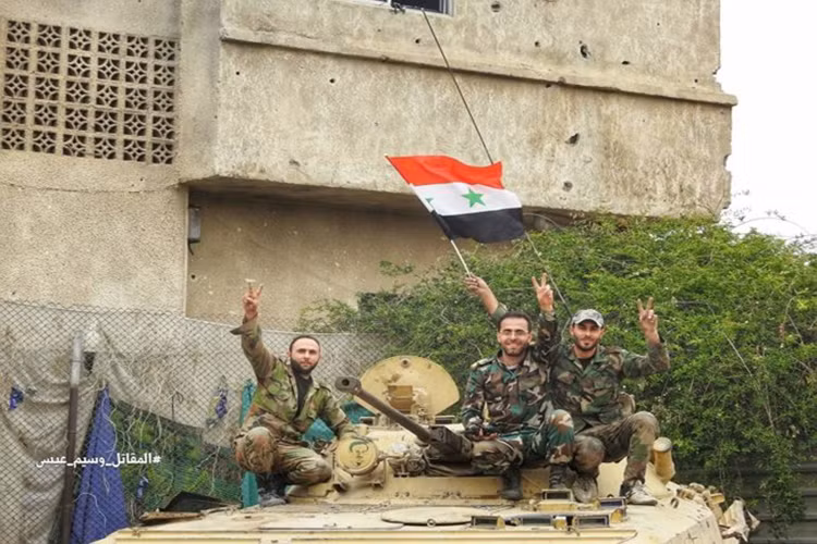 Trước đó Quân đội Syria, chủ lực là lữ đoàn 105 Vệ binh Cộng hòa và quân tình nguyện Palesstine sắp kết thúc sự hiện diện của IS trong quận Hajar Al-Aswad ngoại ô phía nam Damascus tăng cường các cuộc tấn công và khóa vòng vây IS trong khu phố Hajar cuối ngày 19/5. Ảnh: Middle East Eye.