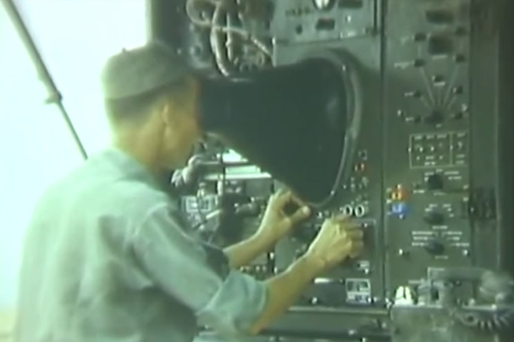 Để điều khiển hệ thống radar này trắc thủ phải đứng hoàn toàn ngoài trời khác hẳn các hệ thống radar trinh sát của Liên Xô vốn được đặt trong các cabin trên xe chuyên dụng. Nguồn ảnh: WWIIPublicDomain.