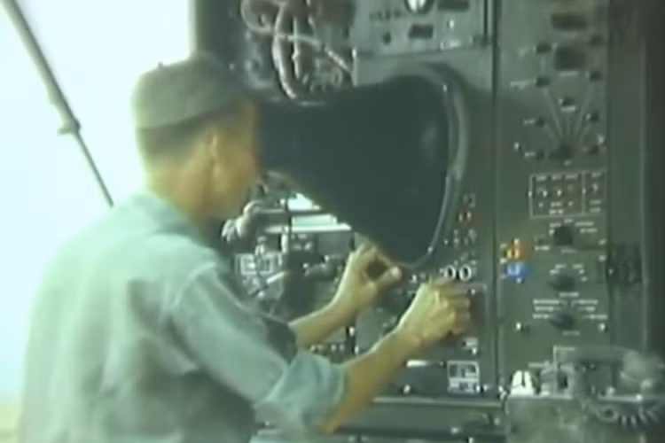 Để điều khiển hệ thống radar này trắc thủ phải đứng hoàn toàn ngoài trời khác hẳn các hệ thống radar trinh sát của Liên Xô vốn được đặt trong các cabin trên xe chuyên dụng. Nguồn ảnh: WWIIPublicDomain.