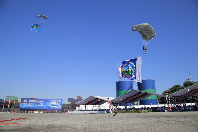 Không quân Hải quân Indonesia trình diễn nhảy dù.