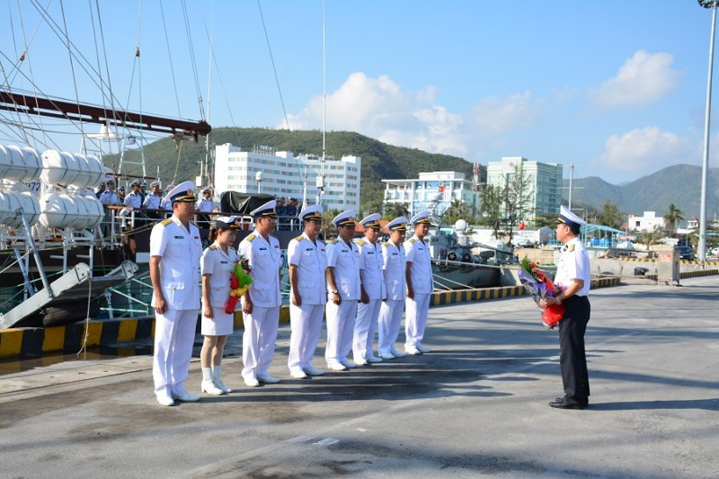 Quá trình thực hiện nhiệm vụ, Tàu buồm 286 luôn hoàn thành tốt nhiệm vụ, bảo đảm an toàn tuyệt đối. Kết quả của chuyến đi, góp phần củng cố, tăng cường mối quan hệ hữu nghị, hợp tác, sự hiểu biết và tin cậy lẫn nhau giữa quân đội, Hải quân Việt Nam với quân đội, Hải quân Cam-pu-chia và Thái Lan. Ảnh: Đại tá Nguyễn Văn Lâm, Giám đốc Học viện Hải quân động viên đoàn công tác trước khi thực hiện nhiệm vụ.