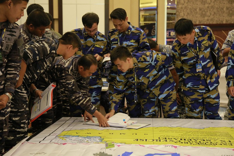 Đoàn Việt Nam trao đổi xây dựng kế hoạch diễn tập.