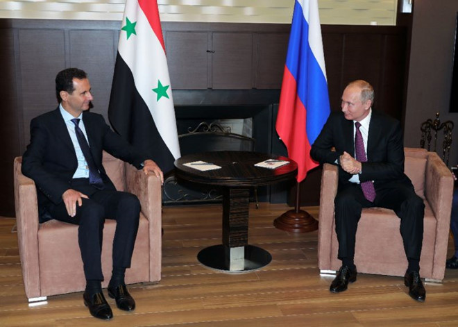Tổng thống Syria Al Assad (trái) gặp mặt Tổng thống Nga Putin (phải) tại Sochi. Ảnh: AFP.