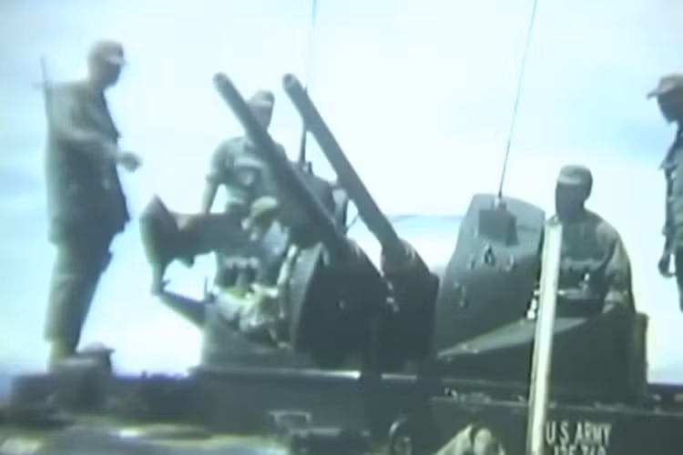 Ở đoạn cuối của đoạn phim có thể thấy trên trận địa phòng không Hawk còn có sự xuất hiện của hệ thống pháo phòng không M42 Duster, nhiều khả năng M42 được sử dụng để bảo vệ vòng ngoài của trận địa Hawk. Nguồn ảnh: WWIIPublicDomain.