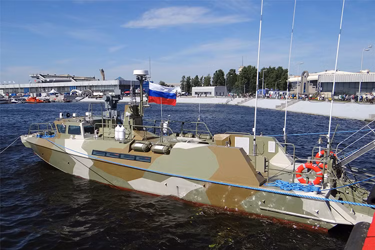 Thứ hai là hệ thống cửa kín cho phép tàu có khả năng nổi trên mặt nước, ngay cả trong trường hợp nước ngập vào trong một khoang - tương tự như kết cấu của một chiếc tàu ngầm. Ngoài ra, trang bị vũ khí của tàu Raptor được các chuyên gia Nga đánh giá là tuyệt vời so với các tàu thuyền cùng dòng. Nguồn ảnh: airbase.ru.