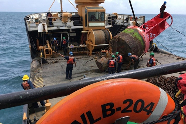 Sửa phao định vị ở San Juan, Puerto Rico.