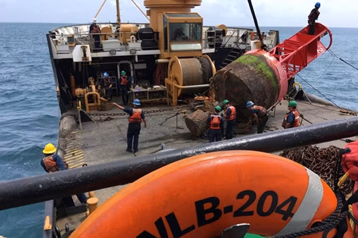 Sửa phao định vị ở San Juan, Puerto Rico.