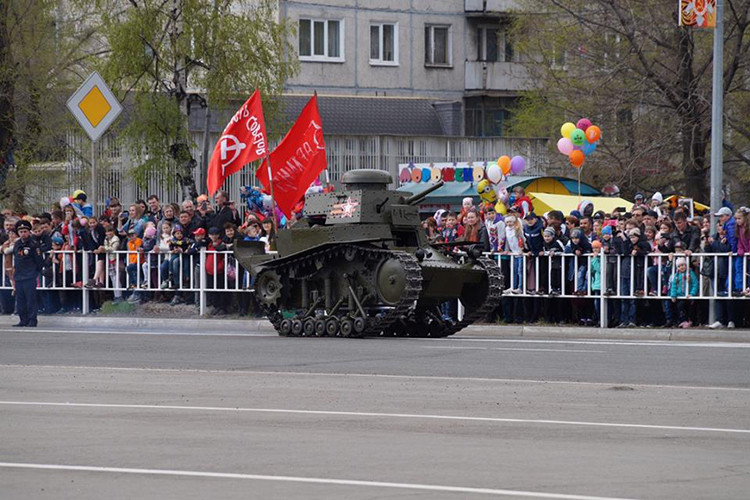 Bất ngờ hơn là còn có sự xuất hiện của mẫu xe tăng hạng nhẹ T-18 của Liên Xô được phục chế lại tham gia duyệt binh tại Ussuriysk năm nay. Nguồn ảnh: Bộ Quốc phòng Nga.