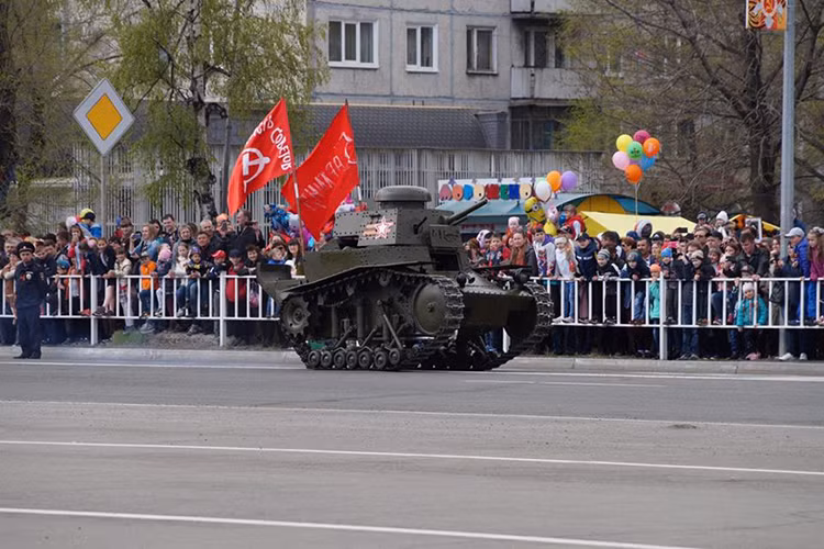 Bất ngờ hơn là còn có sự xuất hiện của mẫu xe tăng hạng nhẹ T-18 của Liên Xô được phục chế lại tham gia duyệt binh tại Ussuriysk năm nay. Nguồn ảnh: Bộ Quốc phòng Nga.