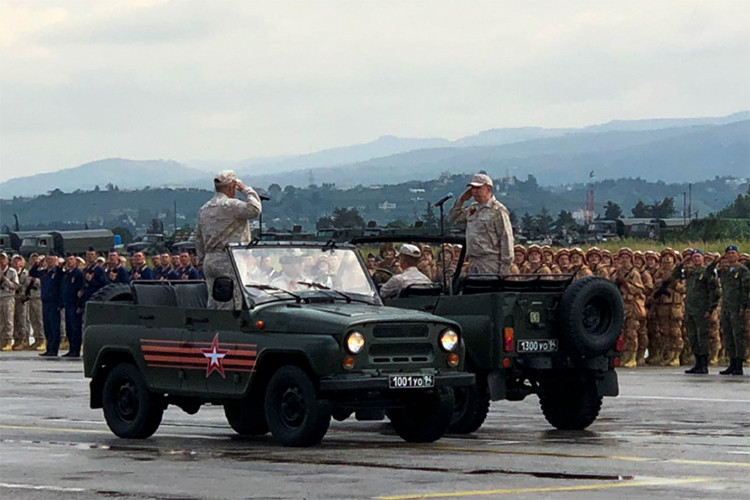 Ngoài ra hai vụ tai nạn máy bay liên tiếp của Không quân Nga tại Syria cũng khiến không khí tại căn cứ Nga trùng xuống đáng kể, nhất là khi họ mất tới hai mẫu máy bay chiến đấu hiện đại nhất của mình là Su-30SM và Ka-52. Nguồn ảnh: Bộ Quốc phòng Nga.