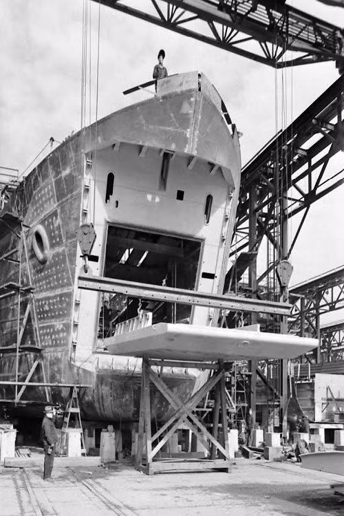 Số lượng tàu đổ bộ hạng nặng và tàu sân bay được Mỹ đóng mới trong Chiến tranh Thế giới thứ 2 cũng ước đạt 140 chiếc. Số lượng tuần dương hạm và khu trục hạm là 500 chiếc.