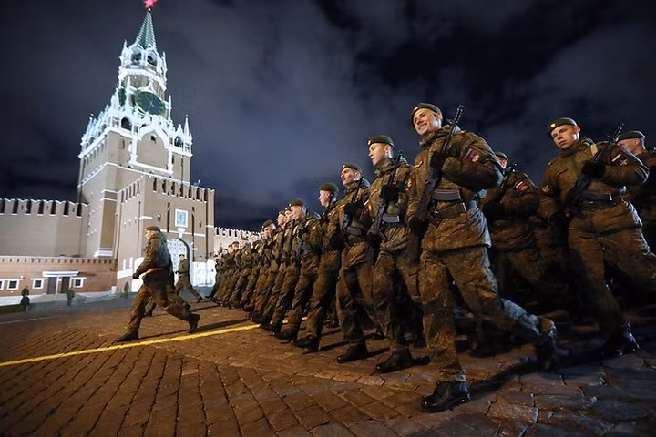 Như thường niên lễ tổng duyệt diễn ra vào đêm 26/4 tại Quảng trường Đỏ ở thủ đô Moscow. Trong ảnh là các binh sĩ diễu hành trên Quảng trường Đỏ trong lễ tổng duyệt. Nguồn ảnh: TASS.