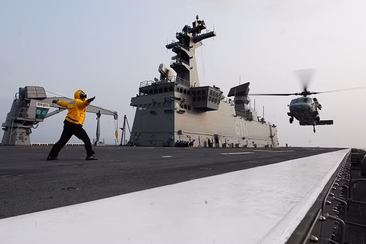 Số lượng trực thăng một tàu Dokdo có thể mang theo lên đến 10 chiếc trong đó có những cái tên khá nổi tiếng như UH-1H, UH-60P hoặc Super Lynx hầu hết là các biến thể trực thăng dành cho bay biển. Nguồn ảnh: Wikipedia.