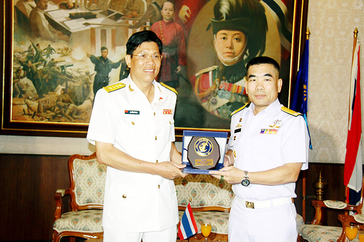 Chuẩn Đô đốc Siri chại trao quà lưu niệm cho Đoàn công tác Hải quân nhân dân Việt Nam