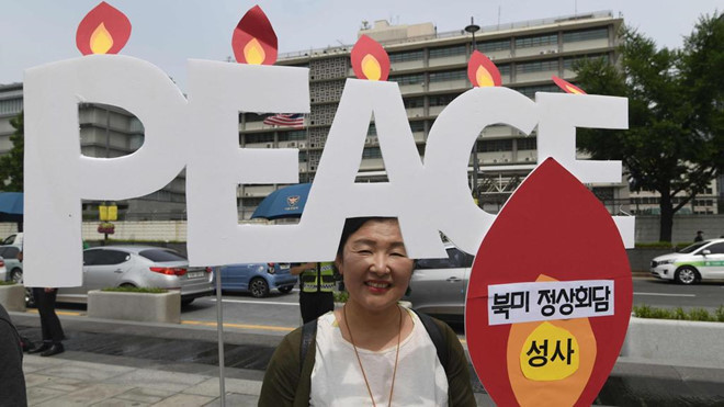 Một người tham gia cuộc biểu tình gần đại sứ quán Mỹ tại Seoul vào ngày 25/5. Ảnh: AFP.