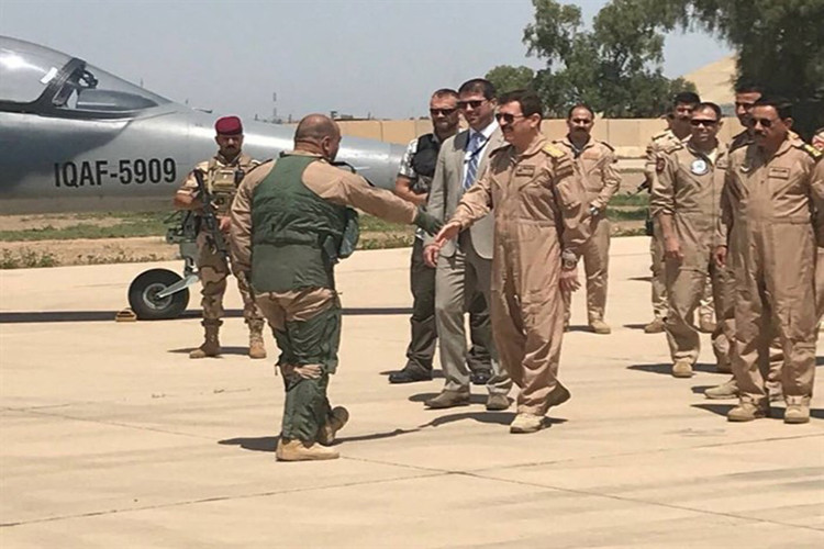 Theo Defence-Blog trong môm 20/5, tại Căn cứ Không quân Balad, Không quân Iraq đã tiếp nhận máy bay huấn huyện kiêm cường kích hạng nhẹ L-159T1 tiếp theo của lực lượng này mang số hiệu IQAF-5902 từ hãng Aero Vodochody của Czech. Nguồn ảnh: iqAirForce.