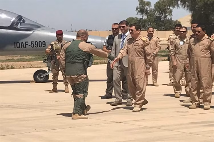 Theo Defence-Blog trong môm 20/5, tại Căn cứ Không quân Balad, Không quân Iraq đã tiếp nhận máy bay huấn huyện kiêm cường kích hạng nhẹ L-159T1 tiếp theo của lực lượng này mang số hiệu IQAF-5902 từ hãng Aero Vodochody của Czech. Nguồn ảnh: iqAirForce.