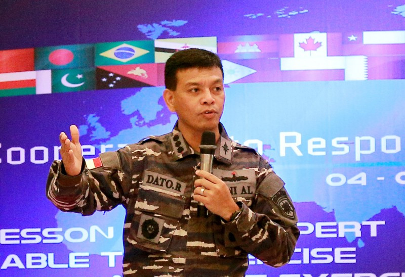 Đại tá Dato Rusman, Chỉ huy lực lượng Hải quân miền Tây của Indonesia chỉ đạo cuộc diễn tập.