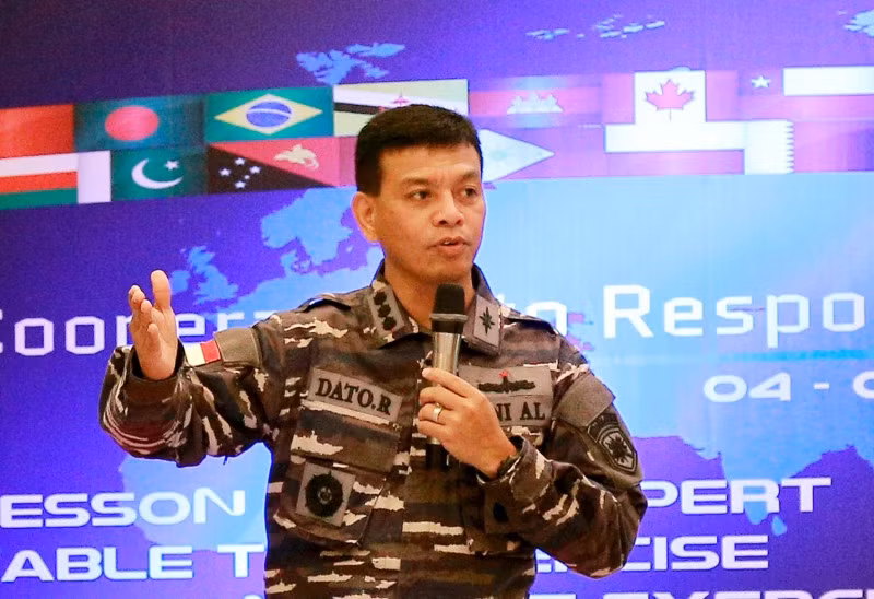 Đại tá Dato Rusman, Chỉ huy lực lượng Hải quân miền Tây của Indonesia chỉ đạo cuộc diễn tập.