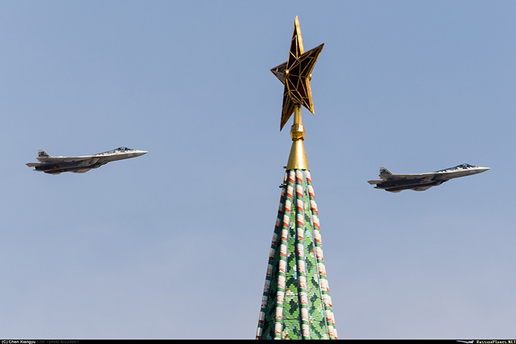 Trong số các loại vũ khí lần đầu tiên tham gia lễ duyệt binh 9/5 mừng Ngày Chiến thắng phát xít 9/5 trên Quảng trường Đỏ năm nay thu hút được sự chú ý nhiều nhất vẫn là chiến đấu cơ tàng hình thế hệ thứ 5 của Nga Sukhoi Su-57, càng đặc biệt hơn khi Su-57 sẽ tham gia duyệt binh với màu sơn ngụy trang hoàn toàn mới. Nguồn ảnh: Russia Planes.