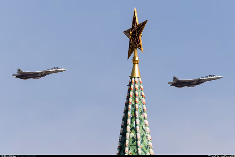 Trong số các loại vũ khí lần đầu tiên tham gia lễ duyệt binh 9/5 mừng Ngày Chiến thắng phát xít 9/5 trên Quảng trường Đỏ năm nay thu hút được sự chú ý nhiều nhất vẫn là chiến đấu cơ tàng hình thế hệ thứ 5 của Nga Sukhoi Su-57, càng đặc biệt hơn khi Su-57 sẽ tham gia duyệt binh với màu sơn ngụy trang hoàn toàn mới. Nguồn ảnh: Russia Planes.