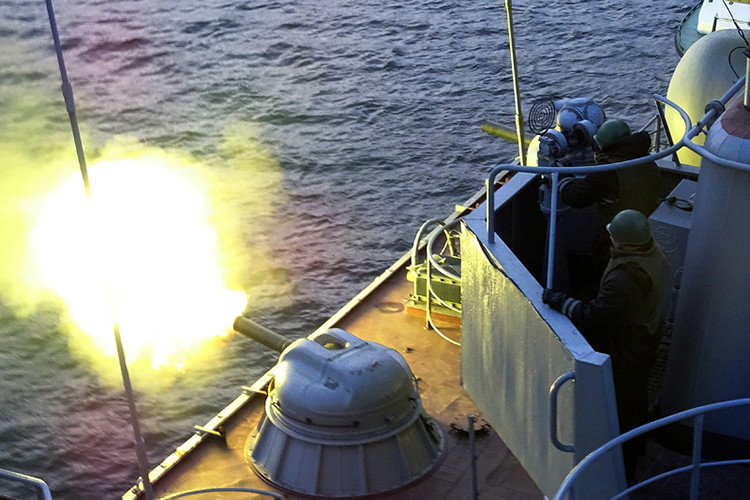 Tuần dương hạm Varyag còn được biết tới như lớp tàu chiến được trang bị tổ hợp pháo phòng không cao tốc AK-630 nhiều nhất với 6 tổ hợp được bố trí phía trước và hai bên thân tàu. Nguồn ảnh: arms-expo.