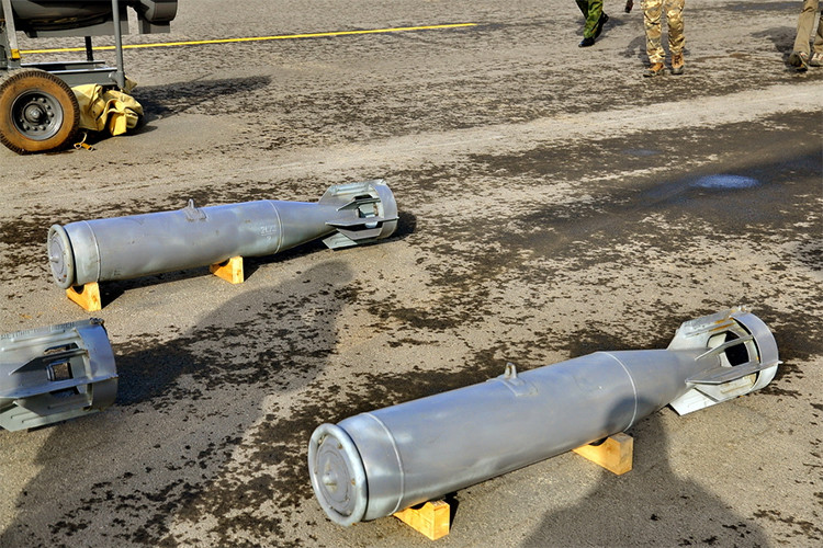 Về PLAB-250-120 đây là loại bom chống ngầm do Liên Xô phát triển có trọng lượng vào khoảng 123kg, trong đó có 61kg thuốc nổ, đường kính của bom là 240mm và có chiều dài 1.5 mét. PLAB-250-120 có thể được triển khai từ độ cao từ 50-8.000 mét. Nguồn ảnh: yandex.ru.