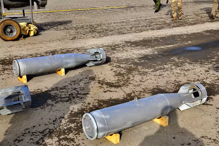 Về PLAB-250-120 đây là loại bom chống ngầm do Liên Xô phát triển có trọng lượng vào khoảng 123kg, trong đó có 61kg thuốc nổ, đường kính của bom là 240mm và có chiều dài 1.5 mét. PLAB-250-120 có thể được triển khai từ độ cao từ 50-8.000 mét. Nguồn ảnh: yandex.ru.