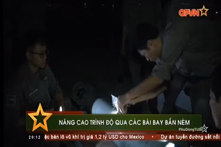 Ngay từ sáng sớm các chiến sĩ thuộc đơn vị đảm bảo kỹ thuật hàng không đã thực hiện công tác chuẩn bị bay diễn tập cho Ka-28, trong đó bao gồm cả việc gắn bom PLAB-250-120 vào bên trong khoang chứa vũ khí của trực thăng. Nguồn ảnh: QPVN.