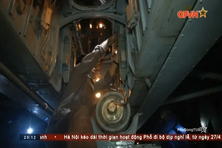 Sức tải của một chiếc Ka-28 lên tới 4.000 kg vũ khí treo bên ngoài và bên trong thân máy bay gồm bom chống ngầm, ngư lôi, rocket chống ngầm. Còn khí tài đặc chủng của Ka-28 là sonar dạng nhúng VGS-3 cùng phao định vị thủy âm. Nguồn ảnh: QPVN.