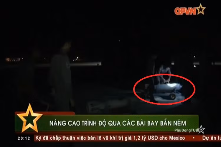 Và vũ khí chống ngầm hàng không được Ka-28 sử dụng để hoàn thành xuất sắc nhiệm vụ trong đợt diễn tập chính là bom chống ngầm PLAB-250-120 một trong những vũ khí mà dòng trực thăng chống ngầm này được trang bị. Nguồn ảnh: QPVN.