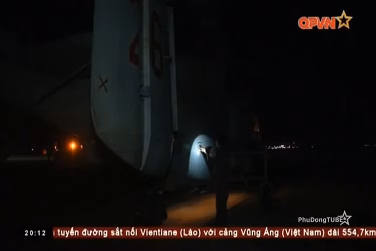 Ngoài đáp ứng yêu cầu kỹ thuật cao của trang thiết bị bay, các chiến sĩ đảm bảo kỹ thuật còn phải lắp ghép chuẩn xác hệ thống vũ khí hàng không để Ka-28 có thể sử dụng thực hiện nhiệm vụ. Nguồn ảnh: QPVN.