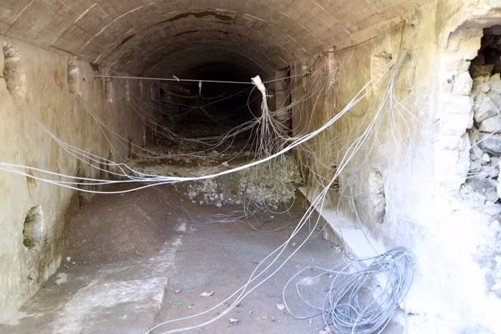 Đá ở lối vào đường hầm thứ 2 của bãi thử hạt nhân Punggye-ri sau khi bị đánh mìn.