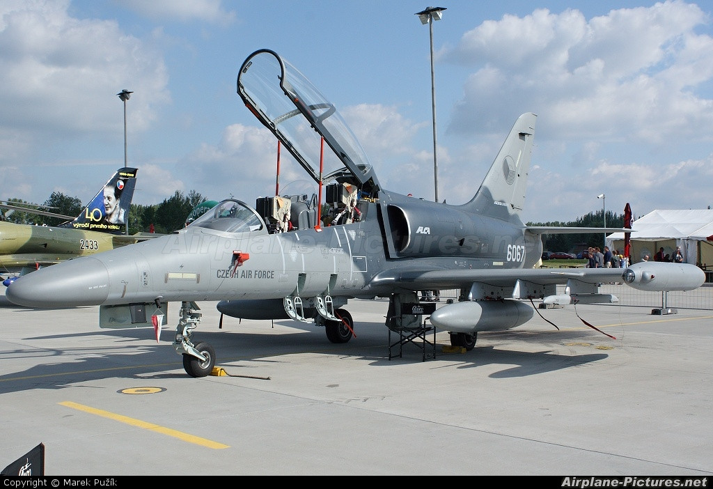 Tầm tác chiến hiệu quả của L-159A khi mang đầy tải chỉ hơn 500km với trang bị tiêu chuẩn của nó gồm có hai quả bom không điều khiển Mk 82 nặng 227kg, hai tên lửa không đối không AIM-9 Sidewinder (có thể thay bằng tên lửa tấn công mặt đất) và hai pod nhiên liệu phụ mang theo khoảng 1.000 lít nhiên liệu. Nguồn ảnh: The Mess Forums.