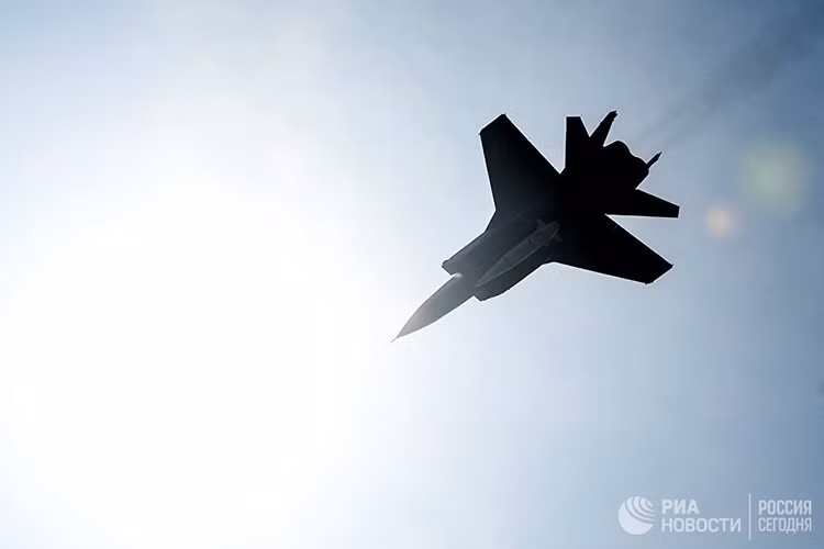  Tên lửa “Kinzhal” (biệt danh Lưỡi dao găm) có thể đạt tốc độ lên đến Mach 10 (bay nhanh gấp 10 lần âm thanh), có khả năng cơ động cao với quỹ đạo bay phức tạp, không thể bị đánh chặn bởi các hệ thống phòng thủ tên lửa hay phòng không, và có khả năng triển khai đầu đạn hạt nhân lẫn thông thường ở khoảng cách xa 2.000km. Nguồn ảnh: ria.ru.