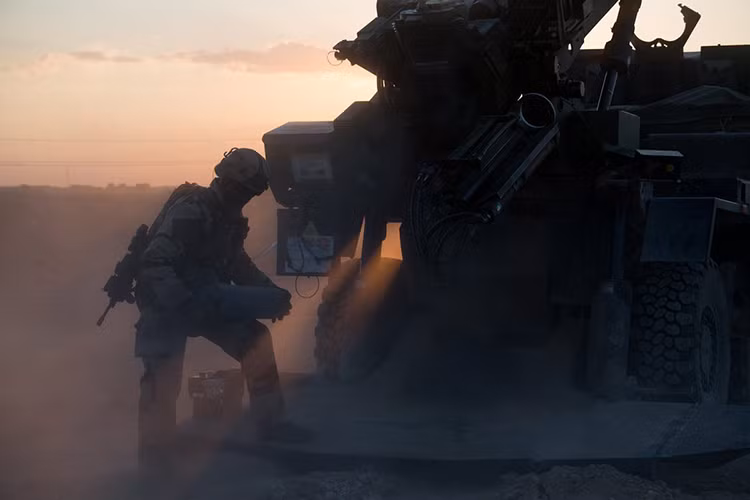 Dựa trên thông tin ban đầu có được đơn vị pháo tự hành Caesar của Pháp được triển khai tại bờ phía Đông của sông Euphrates tại tỉnh Deir ez-Zor trong trung tuần tháng 5 vừa qua và bước đầu đã có một số hoạt động quân sự tích cực trong khu vực này. Nguồn ảnh: liveuamap.com.