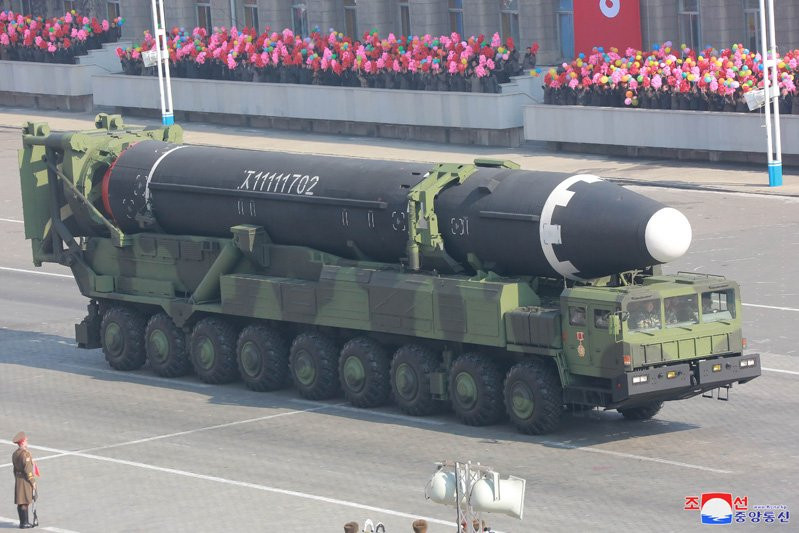 Tên lửa đạn đạo liên lục địa Hwasong-15 là tên lửa gần nhất mà Triều Tiên thử nghiệm, tên lửa này có tầm hoạt động ước tính là 13.000 km với khả năng mang đầu đạn nặng 1 tấn. (Ảnh: KCNA)