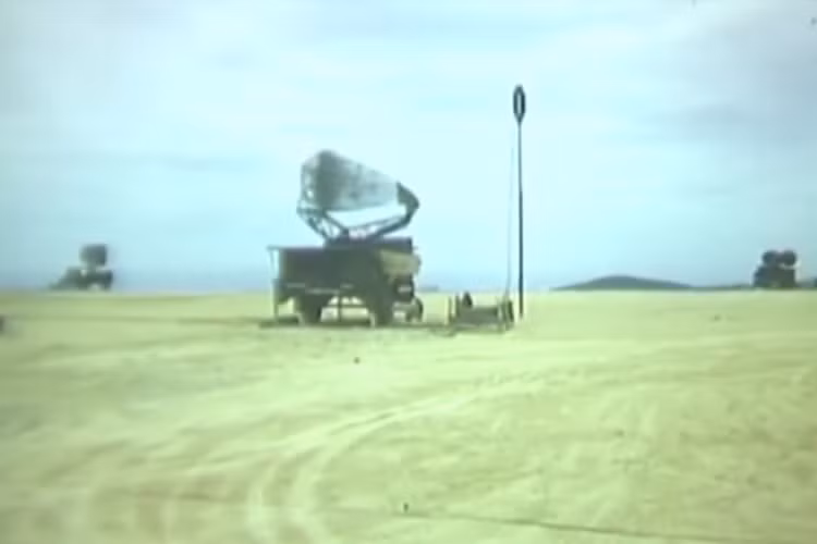 Trong ảnh là một góc trận địa tên lửa phòng không Hawk của Mỹ gần DMZ, ta có thể thấy rõ các cụm hệ thống radar của hệ thống phòng không này. Nguồn ảnh: WWIIPublicDomain.