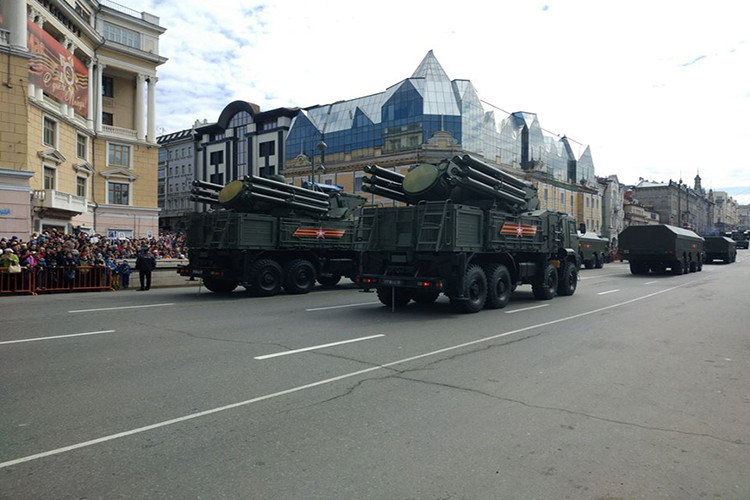 Tổ hợp tên lửa – pháo phòng không Pantsir-S1 tiến qua lễ đài ở Vladivostok. Nguồn ảnh: Bộ Quốc phòng Nga.