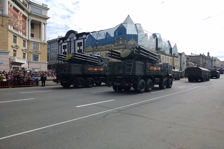 Tổ hợp tên lửa – pháo phòng không Pantsir-S1 tiến qua lễ đài ở Vladivostok. Nguồn ảnh: Bộ Quốc phòng Nga.