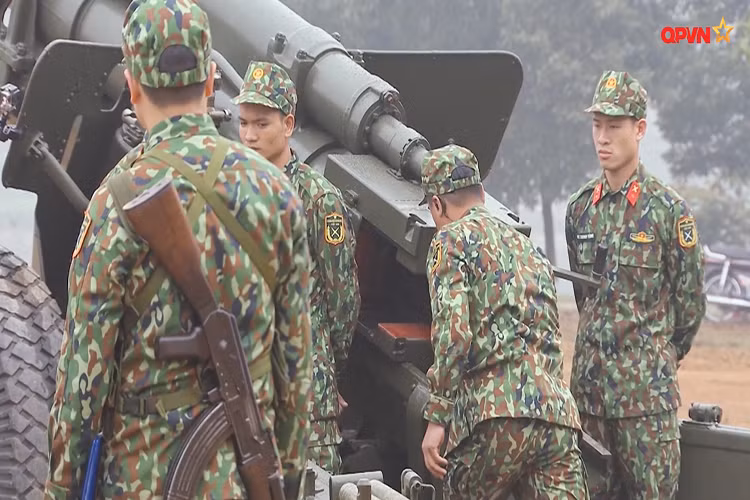 Ở góc ảnh này ta có thể thấy vai trò của từng pháo thủ qua từng vị trí mà họ đứng, tốc độ bắn của M46 vào khoảng 6-7 phát/phút tuy nhiên con số này cũng có thể thay đổi dựa trên độ thuần thục của kíp pháo thủ. Nguồn ảnh: QPVN.