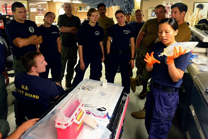 Hạ sĩ quan Kim Nguyen, chuyên viên y tế, đang huấn luyện cho một đội lặn của tuần duyên và hải quân.