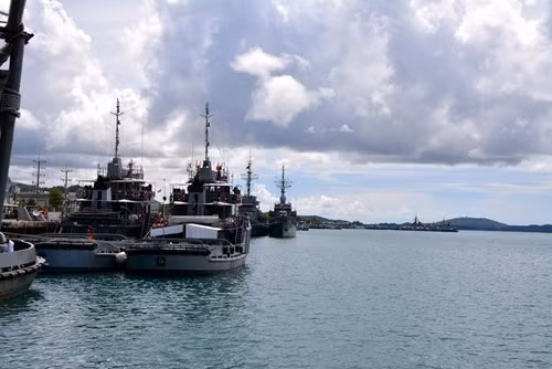 Đoàn công tác Học viện Hải quân vừa có buổi tham quan tàu hộ vệ tên lửa 456 của Hải quân Hoàng gia Thái Lan tại căn cứ Sattahip. Tại buổi tham quan, cán bộ, giảng viên, học viên Học viện Hải quân đã được đại diện chỉ huy tàu hộ vệ tên lửa 456 nước bạn giới thiệu về các tính năng, kỹ thuật, chiến thuật của các loại vũ khí trang bị trên tàu; kinh nghiệm tổ chức huấn luyện trên biển...